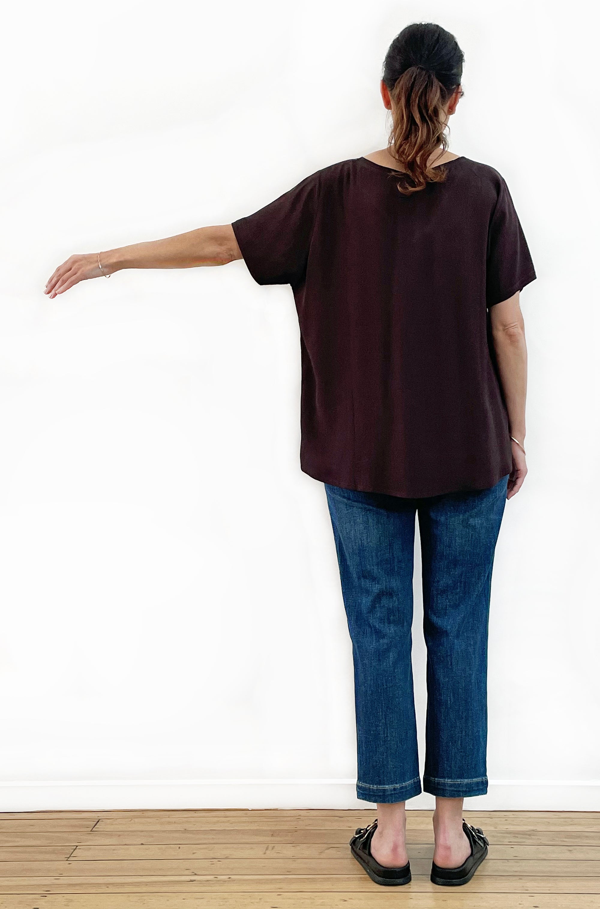 VISCOSE SHORT SLEEVE V-NECK TOP CHOCOLATE