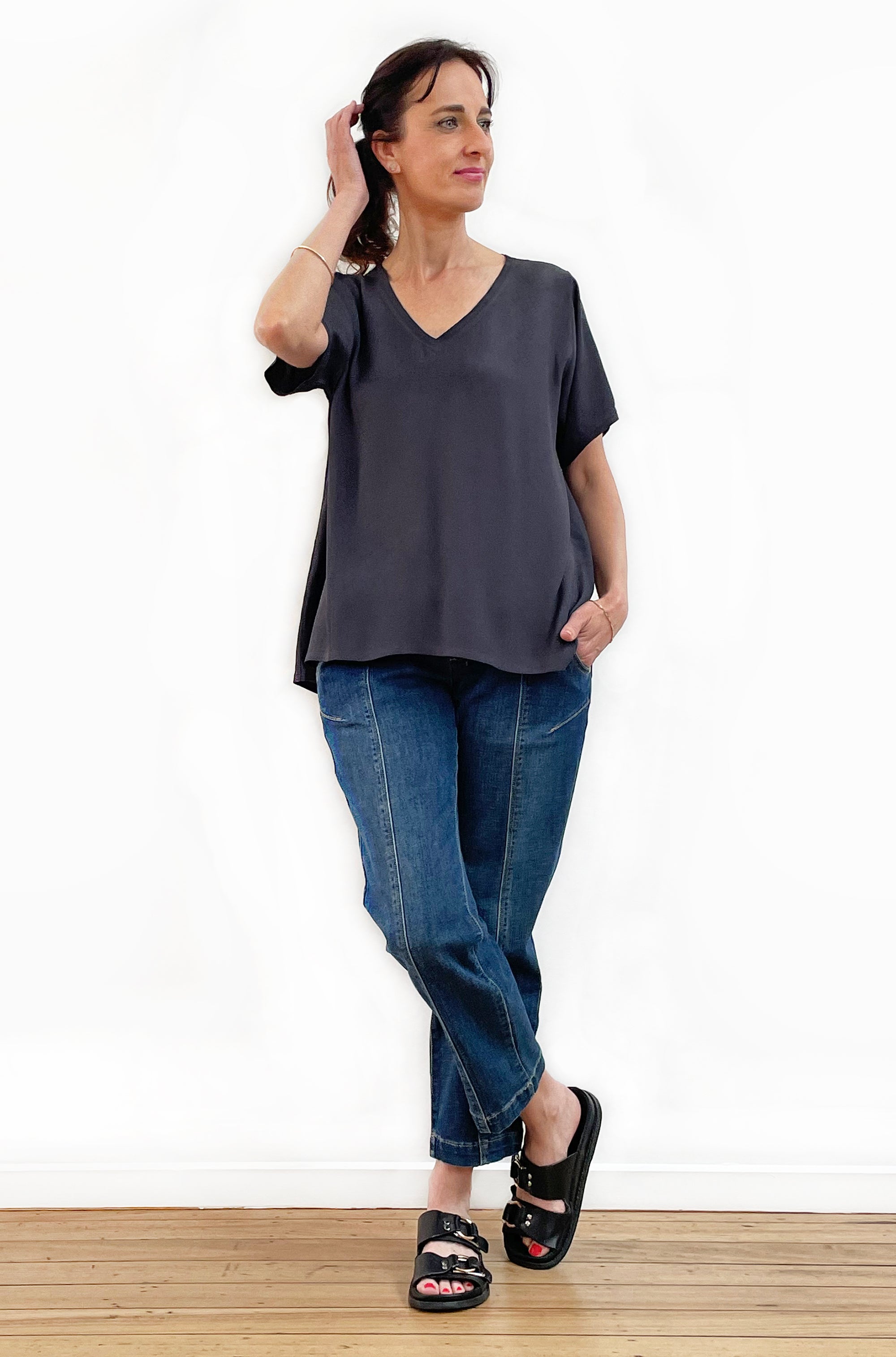 VISCOSE SHORT SLEEVE V-NECK TOP LEAD GREY