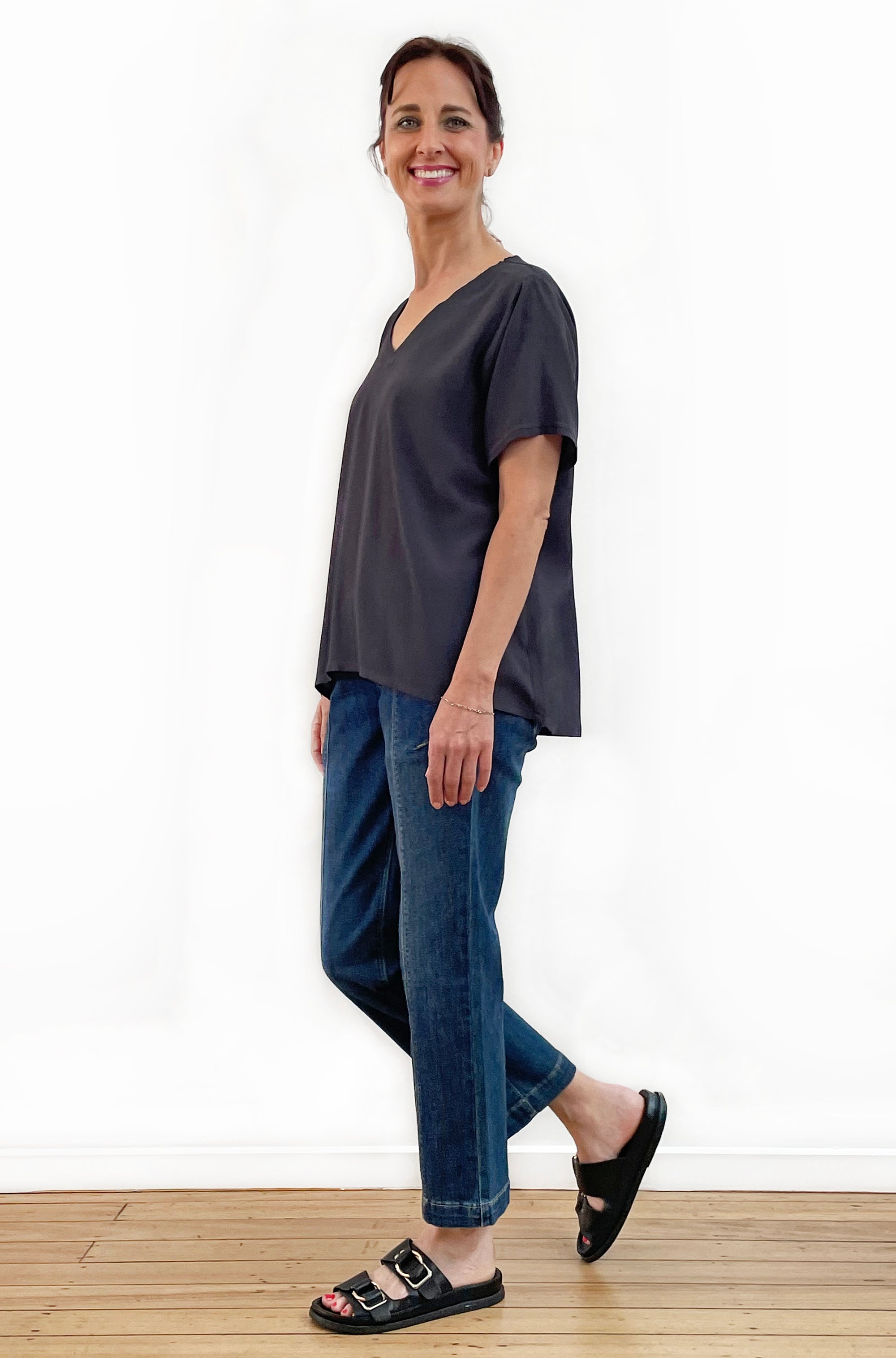 VISCOSE SHORT SLEEVE V-NECK TOP LEAD GREY