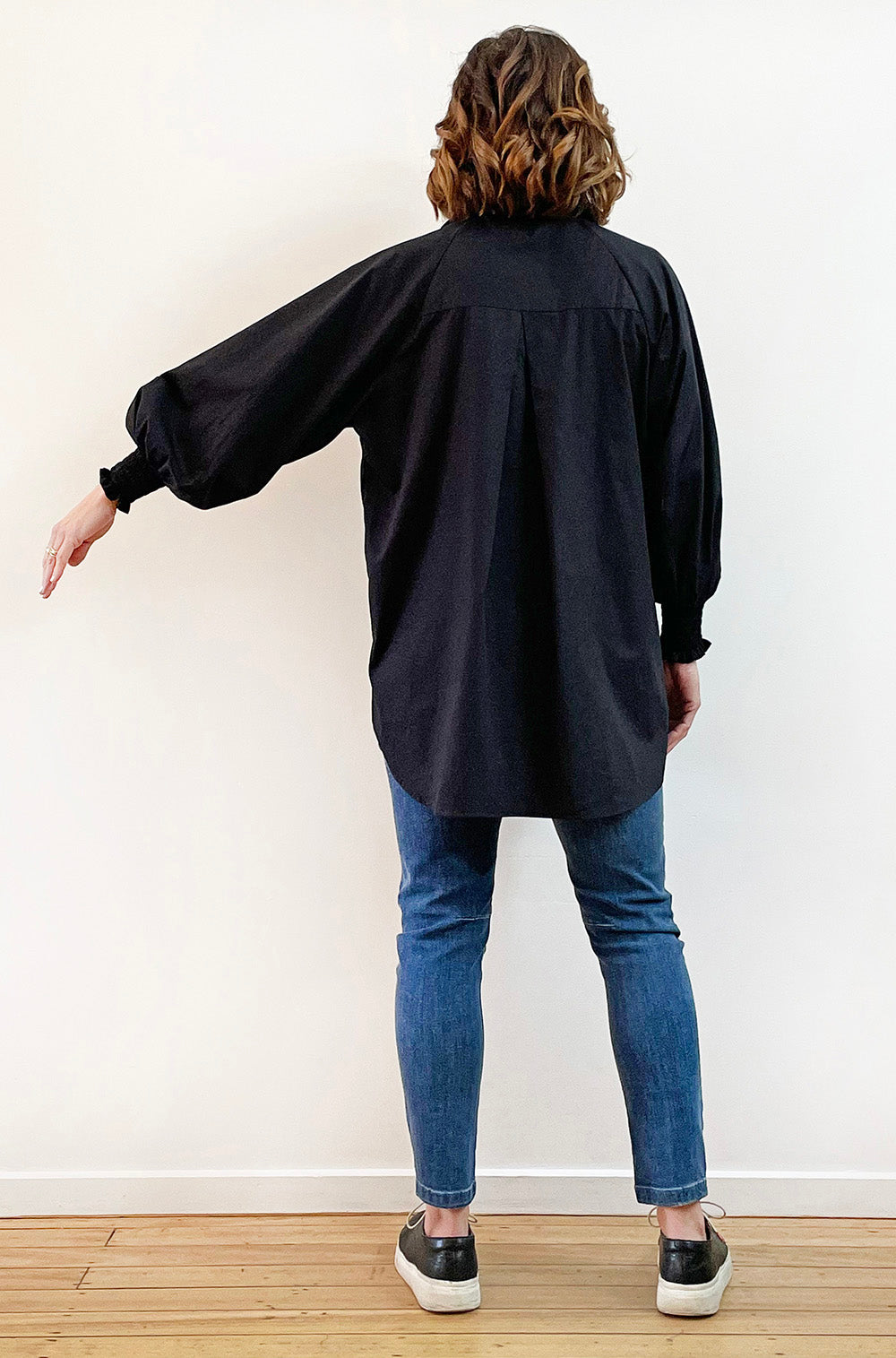 COTTON SHIRRED SLEEVE SHIRT BLACK