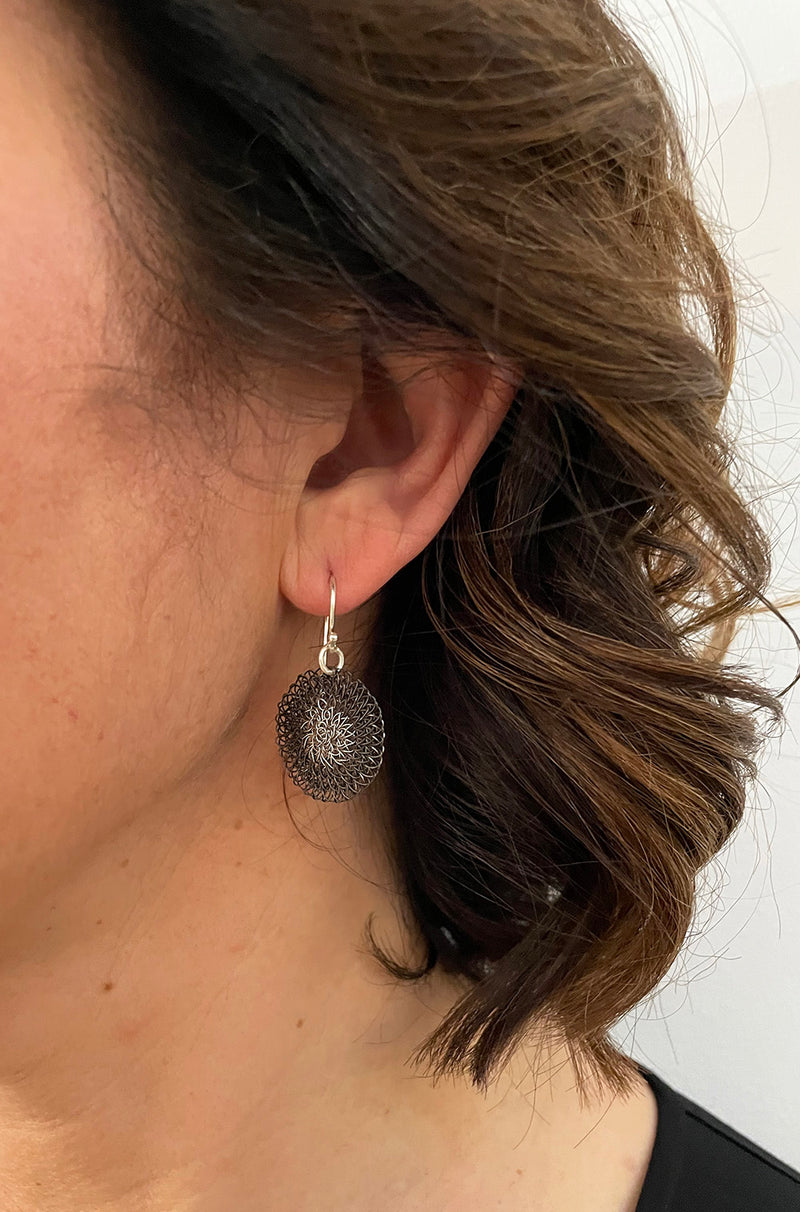 SMALL WIRE DISC EARRINGS DARK GREY AND SILVER