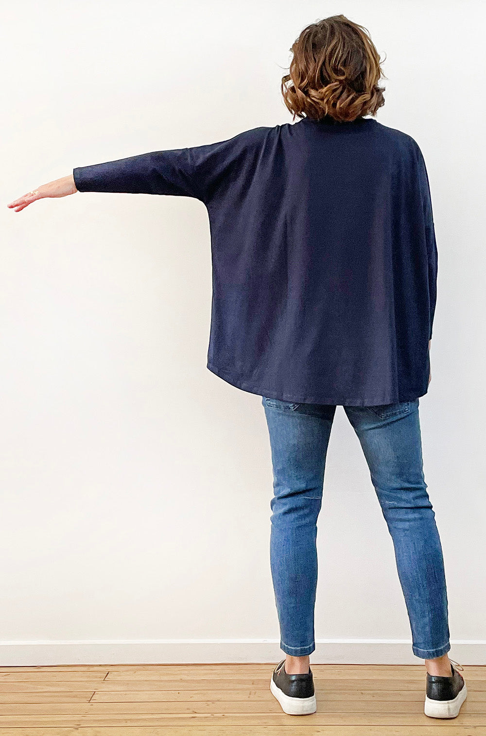 BAMBOO LONG SLEEVE CURVED HEM BOX TOP NAVY