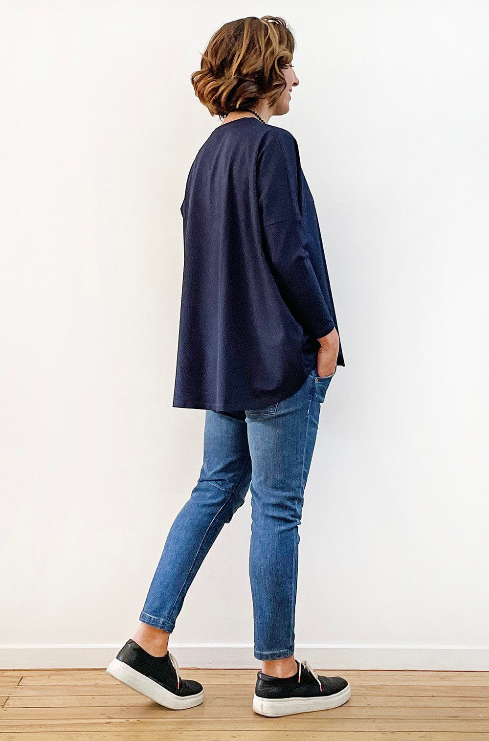 BAMBOO LONG SLEEVE CURVED HEM BOX TOP NAVY