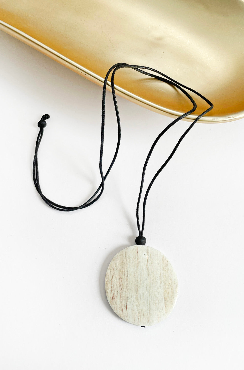 WOODEN DISC NECKLACE WHITE