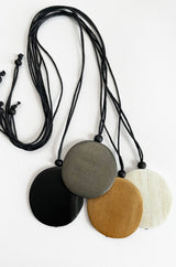 WOODEN DISC NECKLACE WHITE