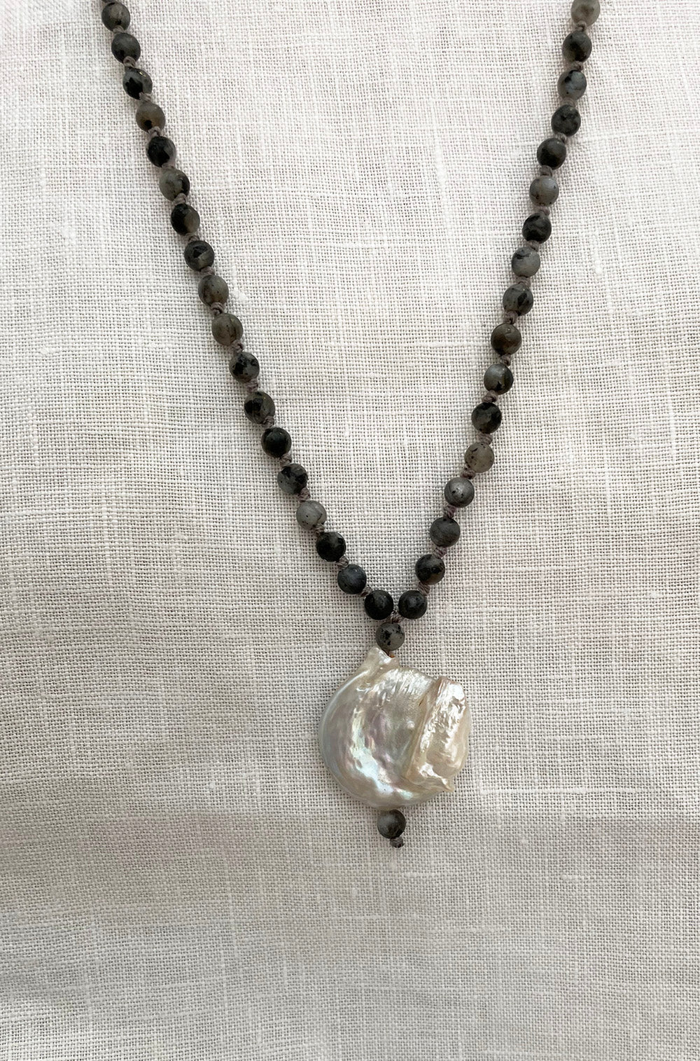 ADJUSTABLE SINGLE FRESH WATER PEARL AND LABRADORITE NECKLACE