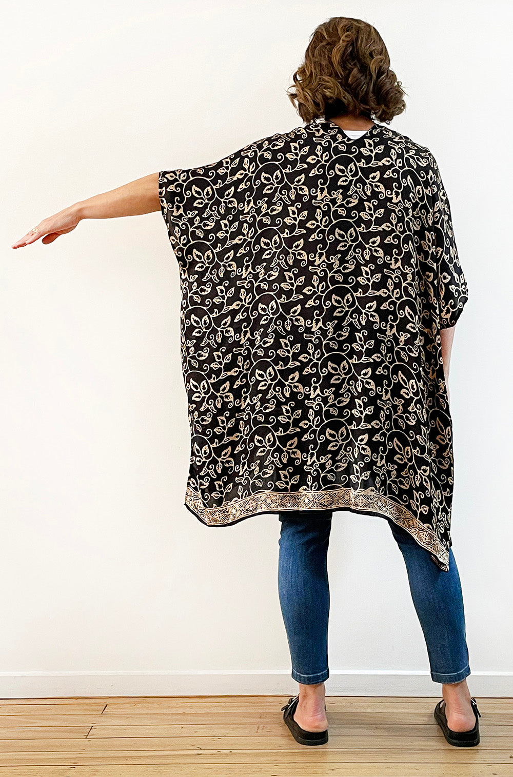 SILK KIMONO IN BLACK AND CAMEL PRINT