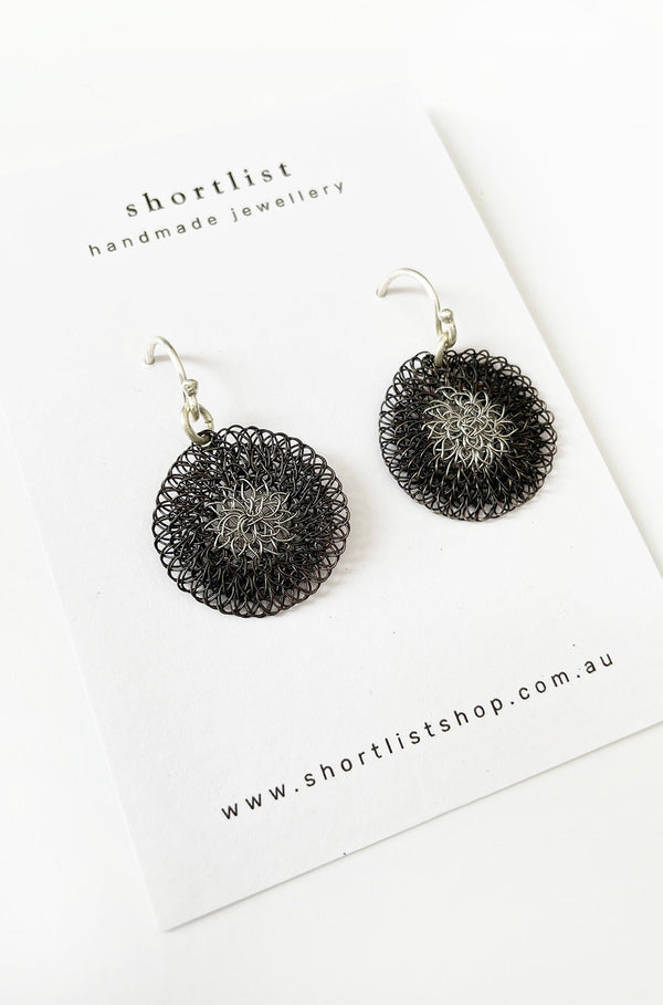SMALL WIRE DISC EARRINGS DARK GREY AND SILVER