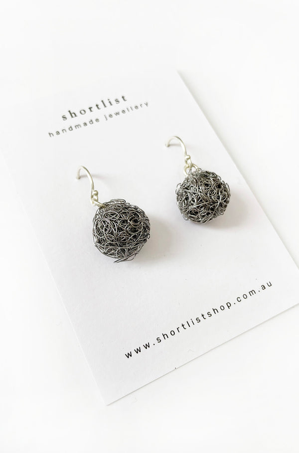 SMALL WIRE BALL EARRINGS SILVER